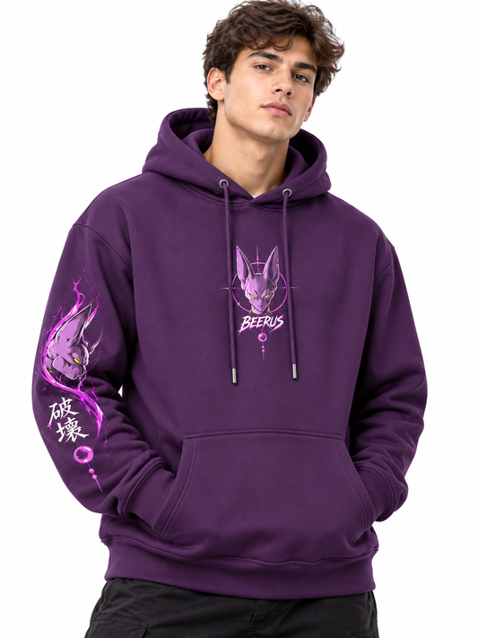 Modelo hombre de frente con estampado centrado Beerus y diseño en manga