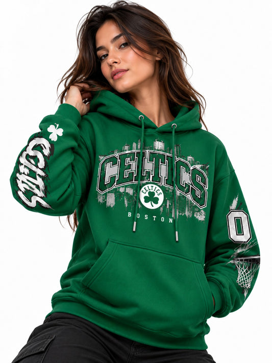 Hoodie verde Boston Celtics en modelo mujer con letras Celtics y gráficos de baloncesto