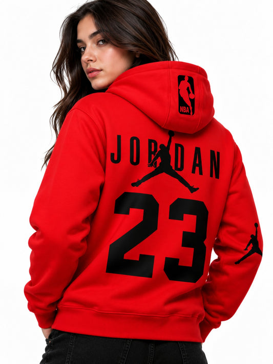 Hoodie rojo Jordan 23 negro, modelo mujer de espalda