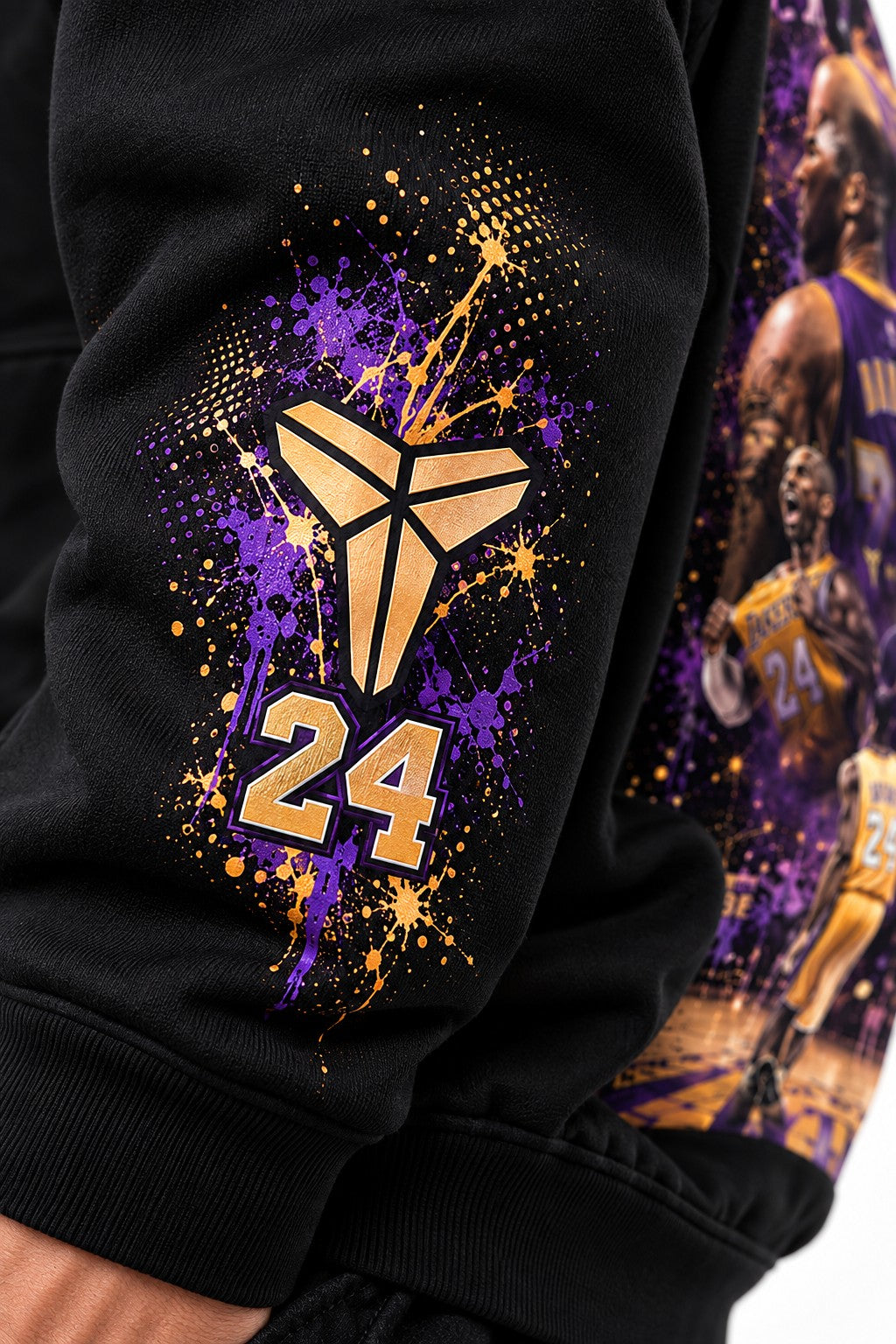 Primer plano del estampado dorado y violeta Kobe 24 sobre manga negra