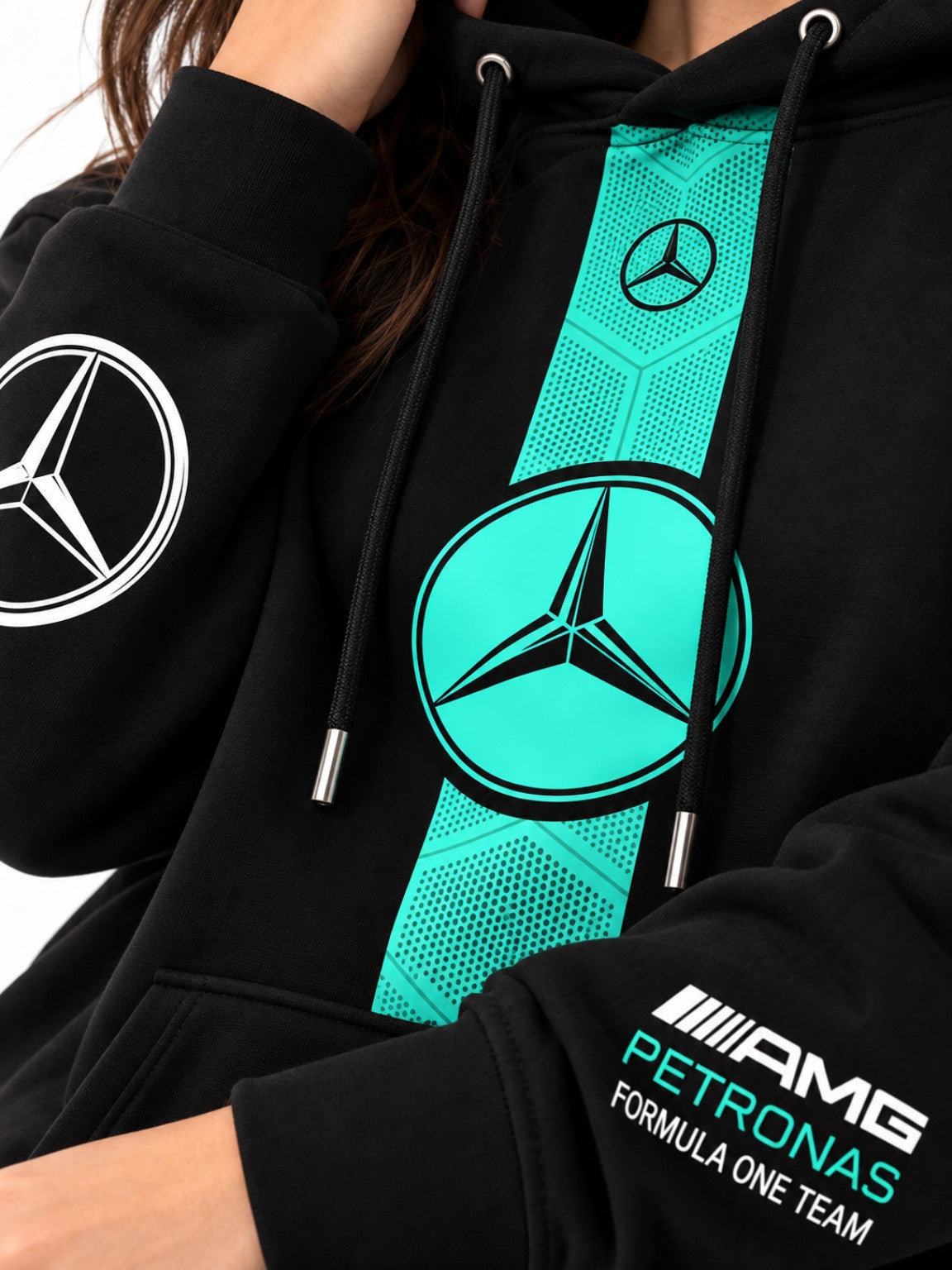 Detalle de estampado turquesa y gráficos en mangas del hoodie negro