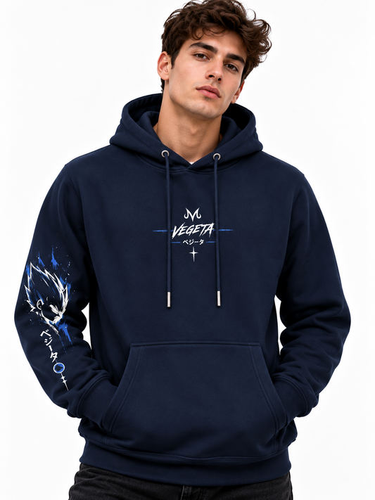 Hoodie azul oscuro Vegeta Blue en modelo hombre, vista frontal y diseño en una manga