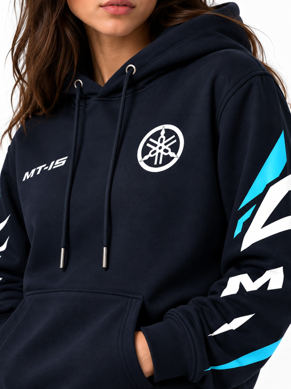 Detalle de emblema MT-15 y estampados blancos y turquesa en mangas del hoodie