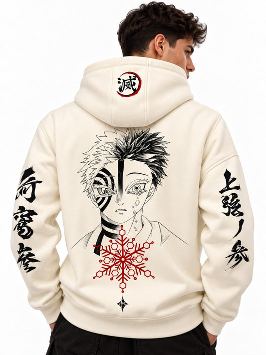 Hoodie marfil Anime Dualidad, modelo hombre de espalda con estampado manga y capota