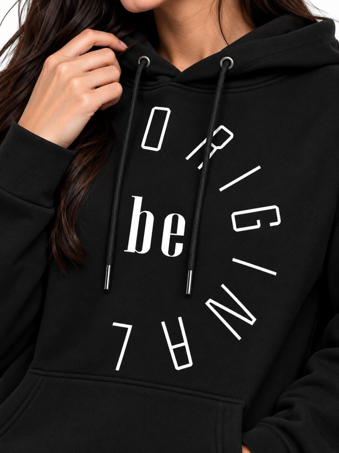 Detalle de estampado blanco Be Original en hoodie negro