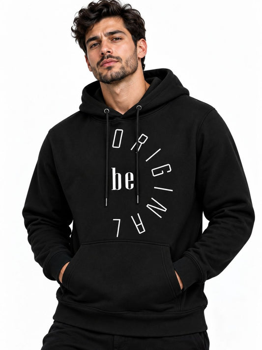 Modelo hombre vistiendo hoodie negro Be Original
