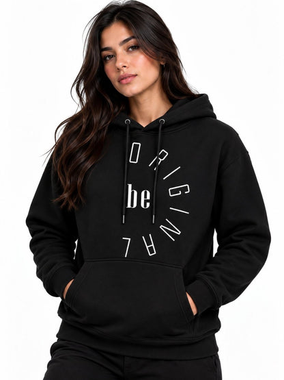 Modelo mujer vistiendo hoodie negro Be Original
