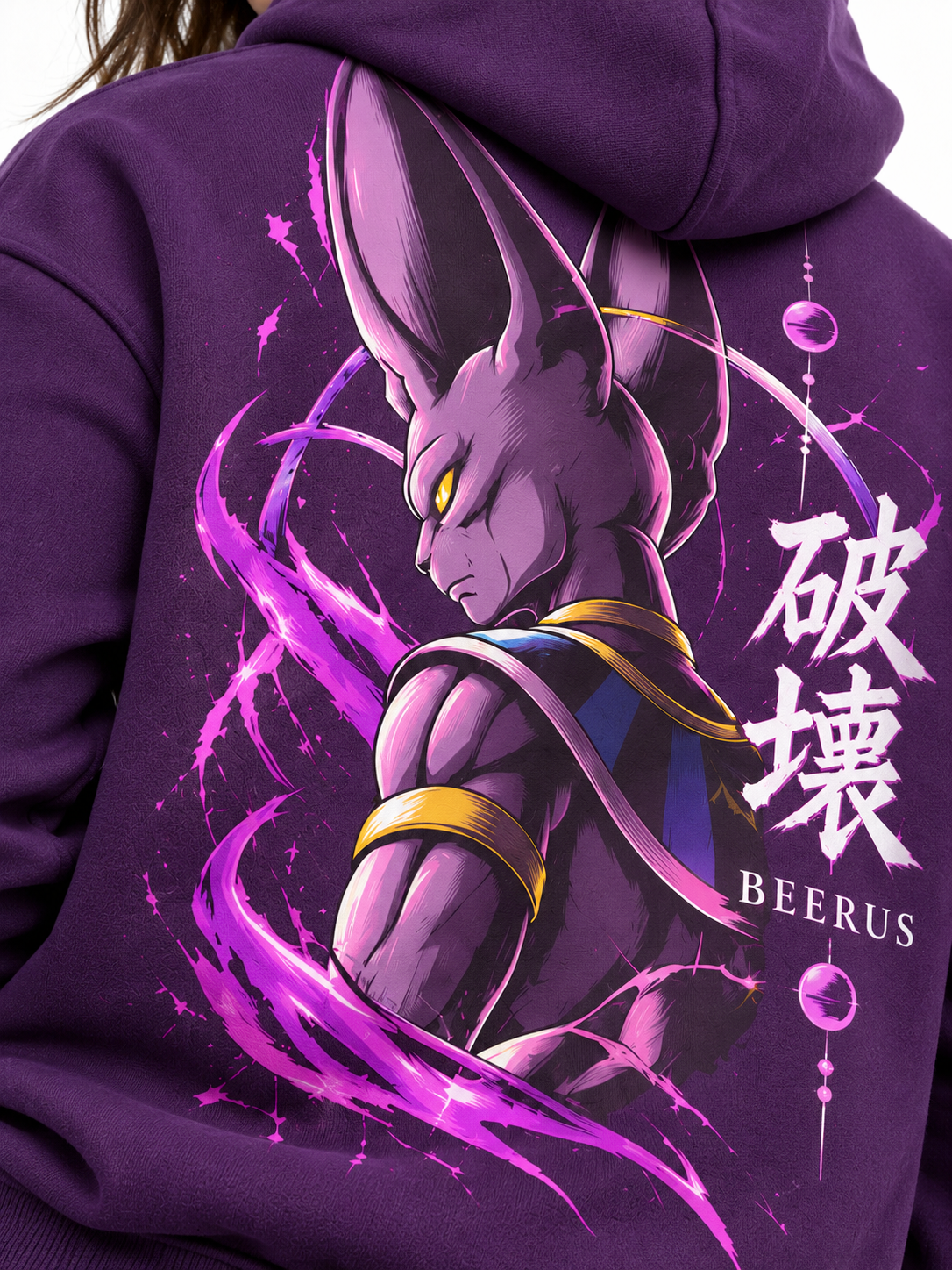 Detalle del estampado de Beerus y energía violeta en espalda