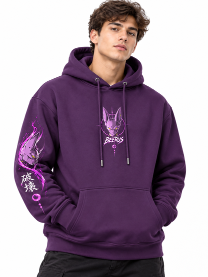 Modelo hombre de frente con estampado centrado Beerus y diseño en manga