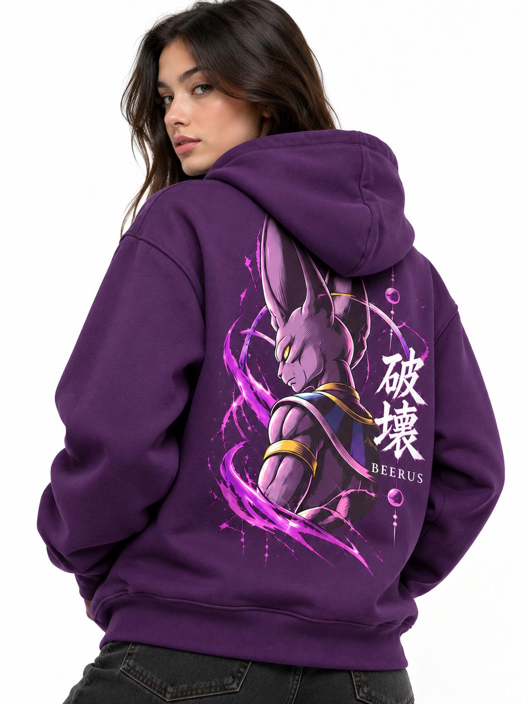 Modelo mujer de espalda con hoodie morado de Beerus