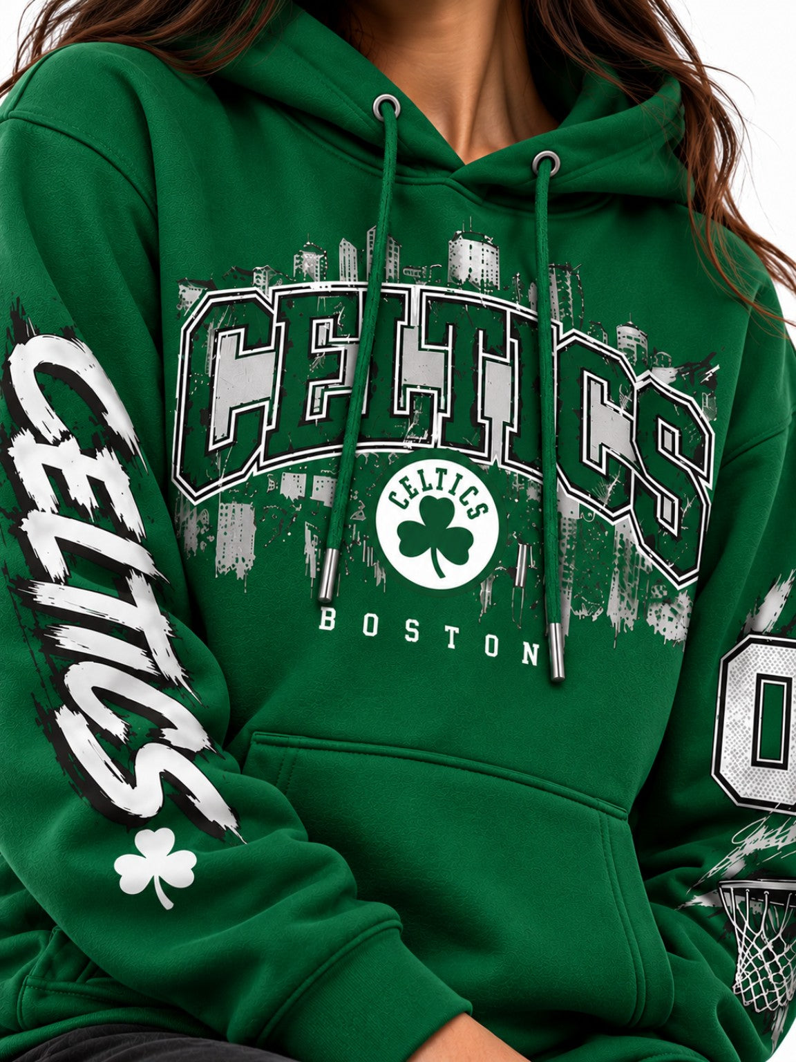 Detalle de hoodie verde Celtics Boston con diseño de trébol y gráficos blancos en mangas