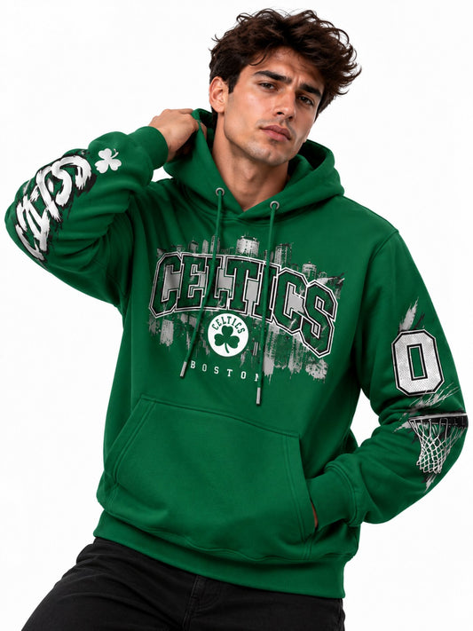 Hoodie verde Boston Celtics en modelo hombre de frente, estampados en pecho y mangas