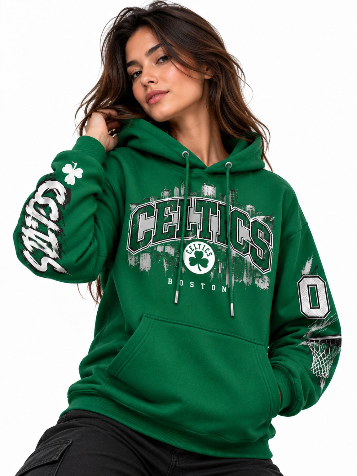 Hoodie verde Boston Celtics en modelo mujer con letras Celtics y gráficos de baloncesto