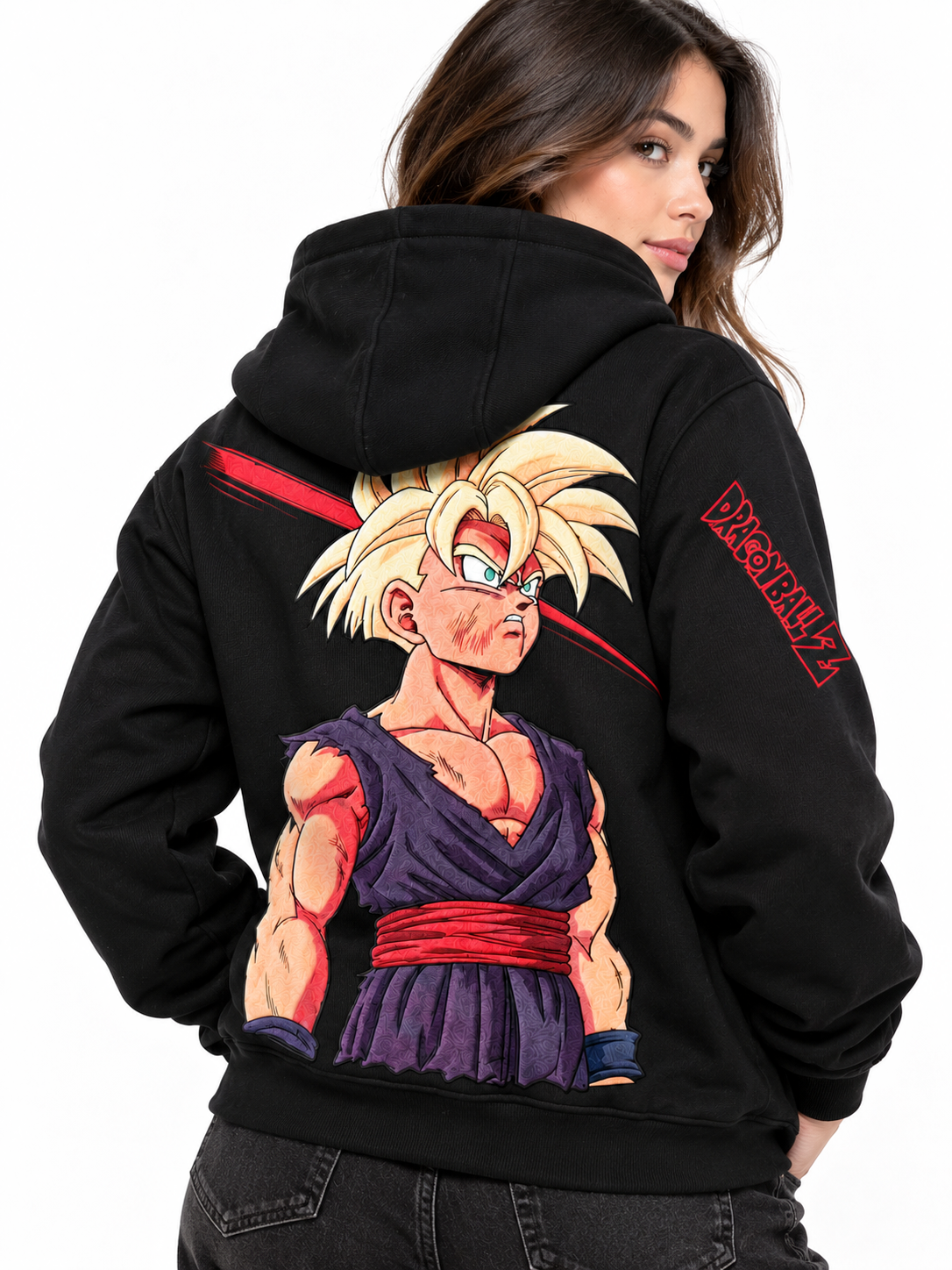 Hoodie negro Gohan Super Saiyajin, modelo mujer de espalda, estampado anime a color