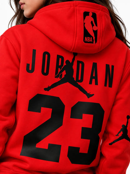 Detalle del estampado Jordan 23 y el símbolo NBA en capota de hoodie rojo