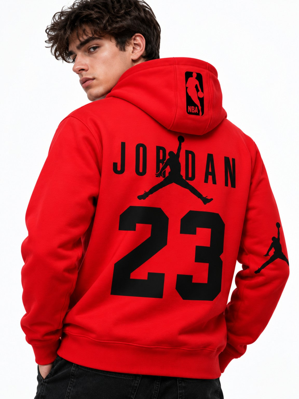 Hoodie rojo Jordan 23 negro, modelo hombre de espalda