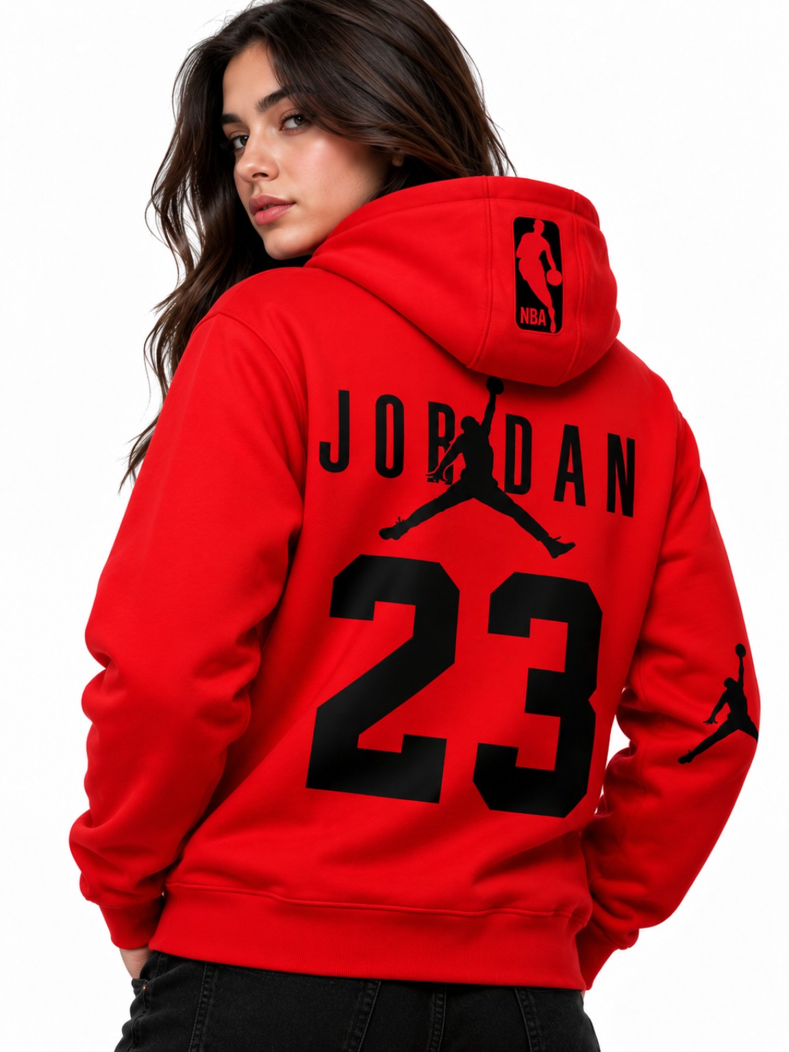Hoodie rojo Jordan 23 negro, modelo mujer de espalda