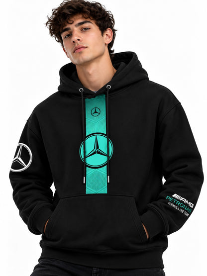 Hoodie Mercedes AMG Petronas negro turquesa, modelo hombre de frente