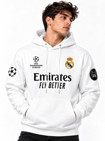 Hombre vistiendo hoodie blanco Real Madrid Champions League