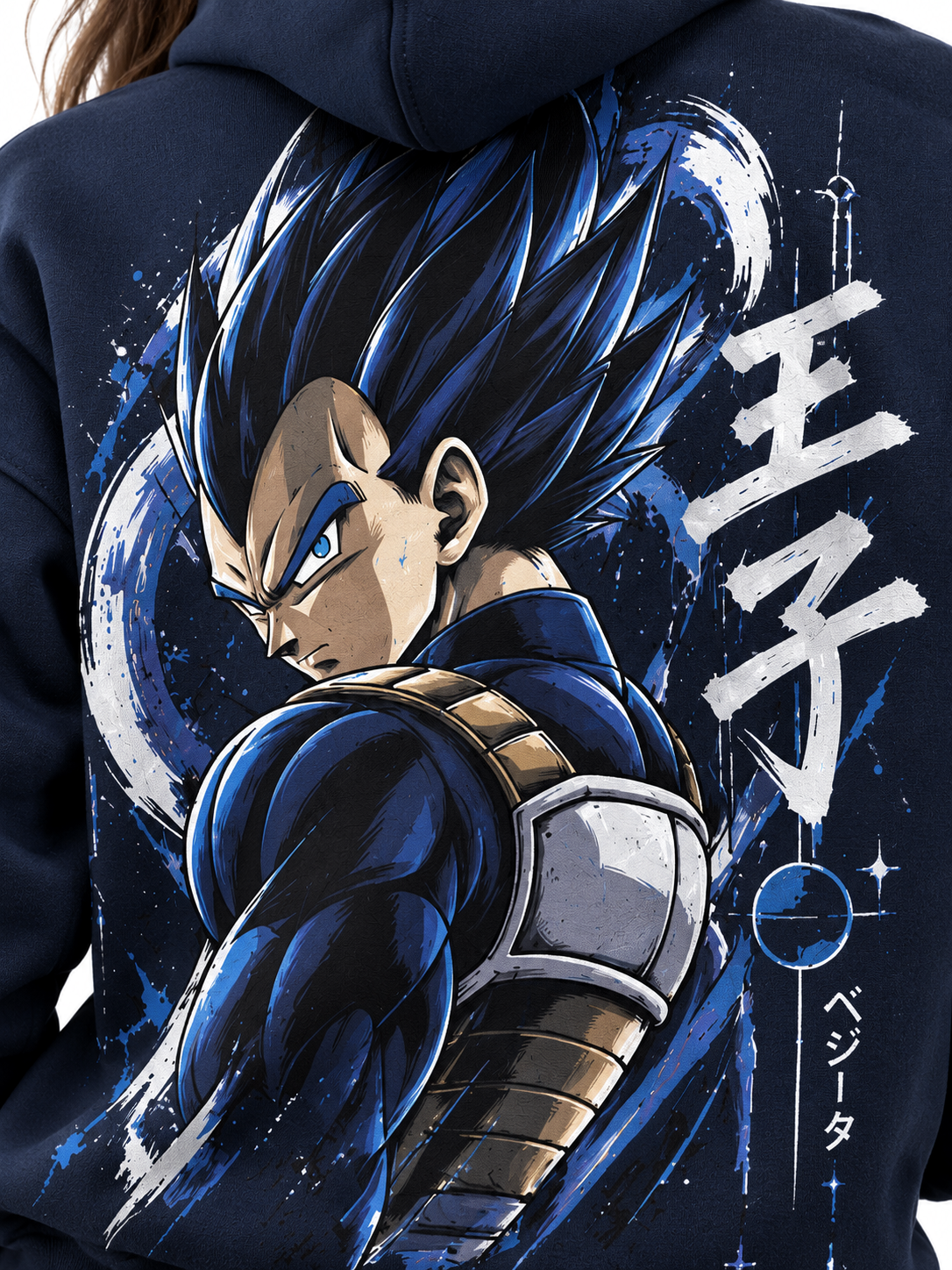 Detalle del estampado de Vegeta Blue en espalda del hoodie azul marino