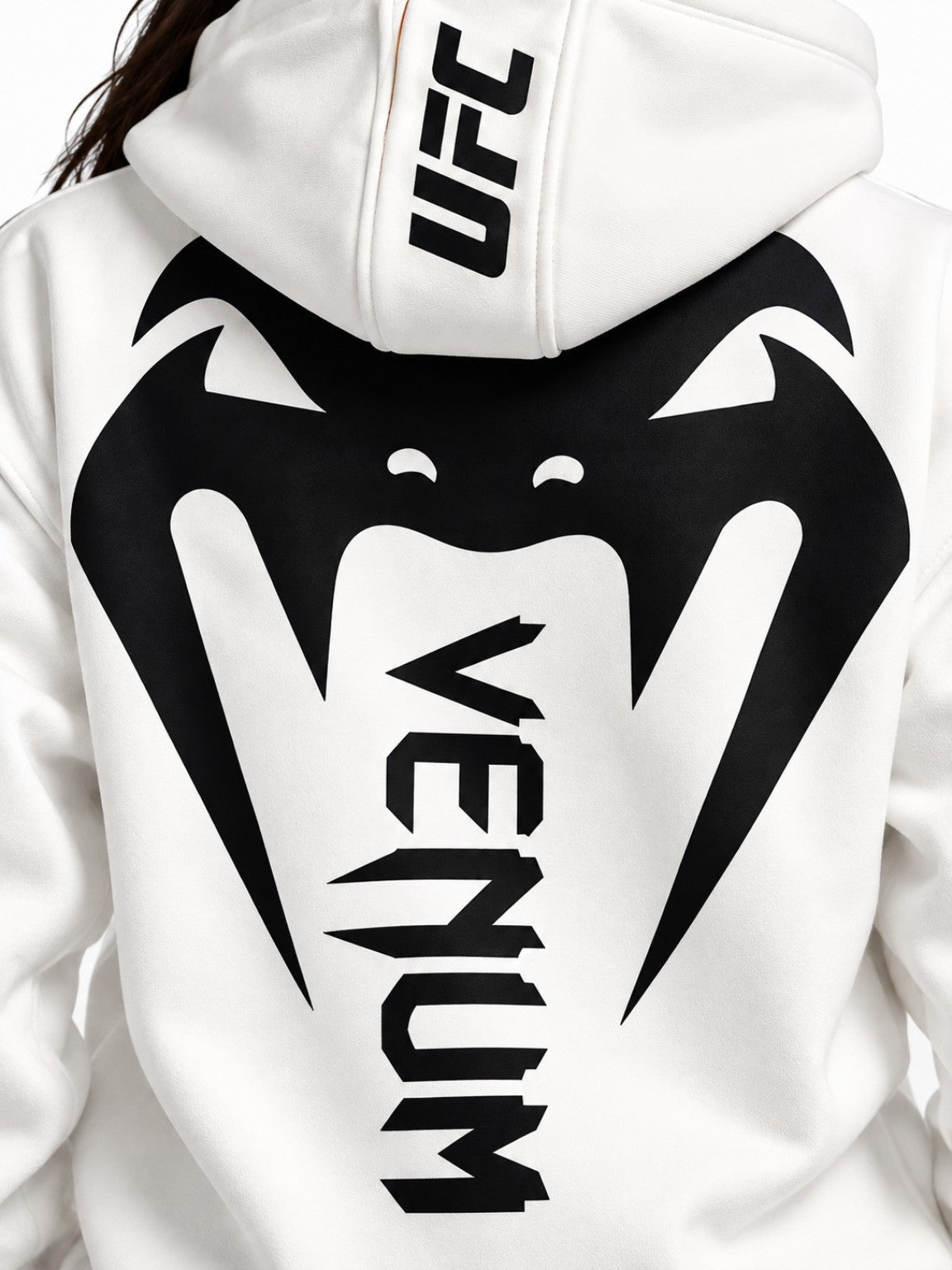 Detalle de estampado grande Venum negro y logo UFC en capota de hoodie blanco