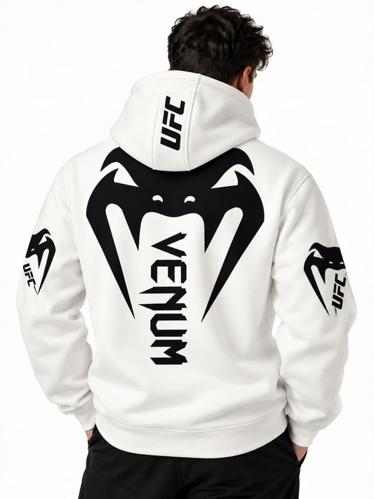 Hombre con hoodie blanco Venum UFC de espalda, gran estampado negro