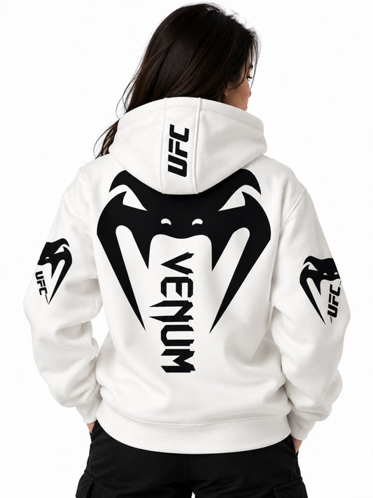 Mujer con hoodie blanco Venum UFC, estampado negro posterior y mangas