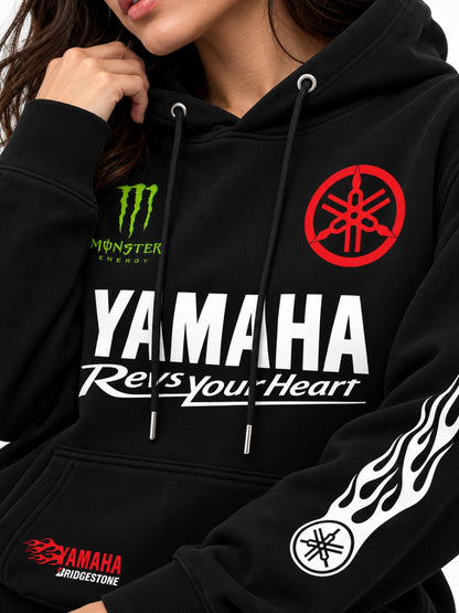 Detalle de estampado Yamaha Monster rojo blanco verde y gráfico llama en manga de hoodie negro